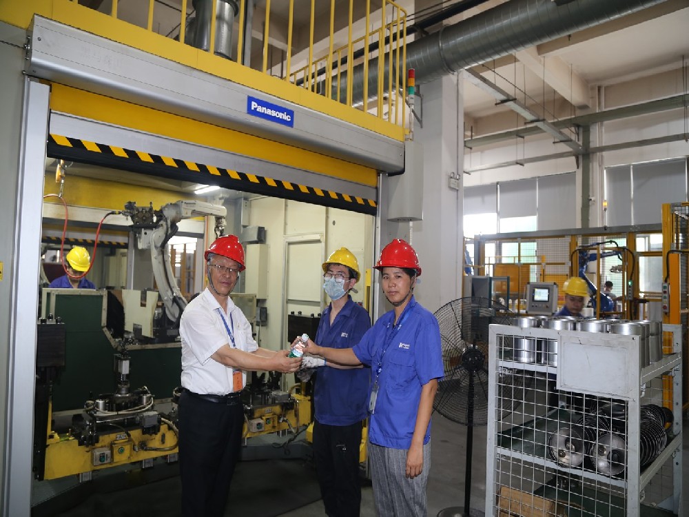 高温酷暑送清凉 凝心聚力保生产