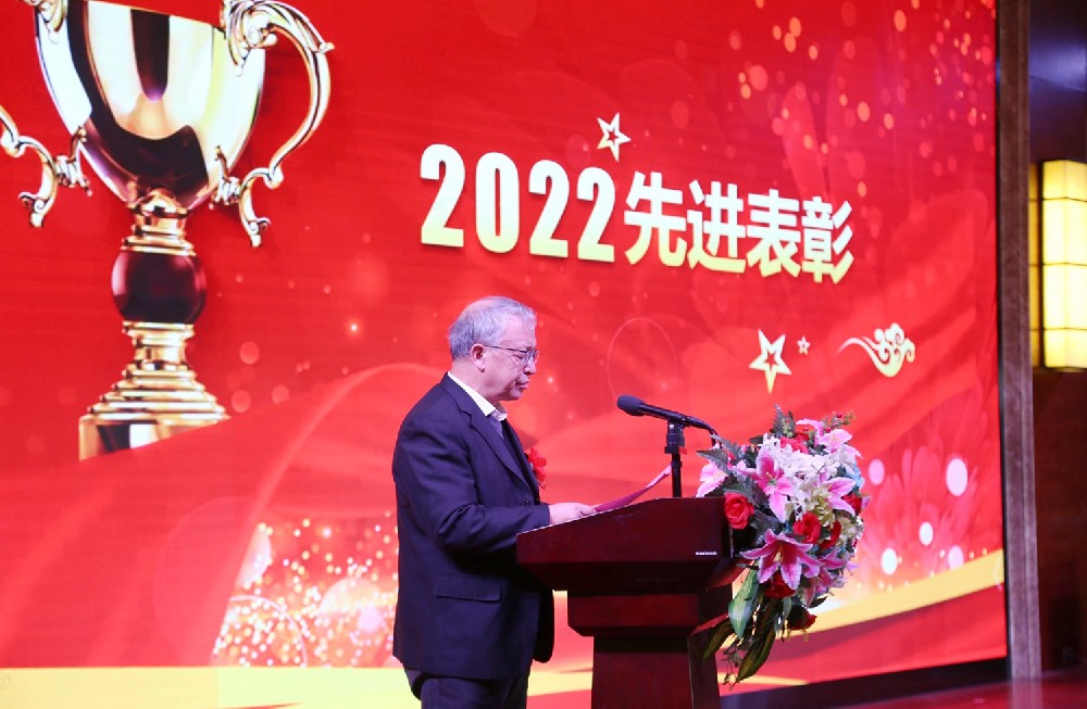 踔厉高昂，，，，，，，，绽放梦想